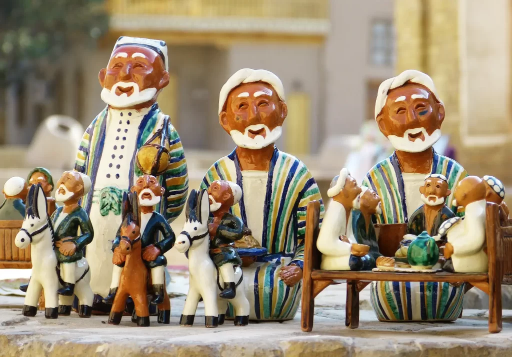 Коллекция керамических узбекских кукол в традиционных костюмах