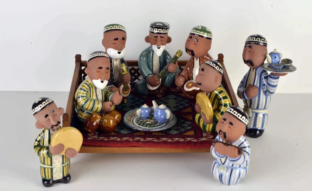коллекция керамических узбекских кукол в национальных костюмах