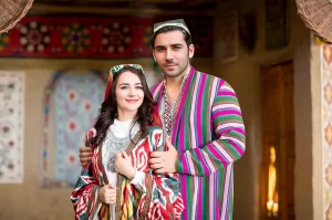 Традиционная узбекская одежда на фоне старинного здания.