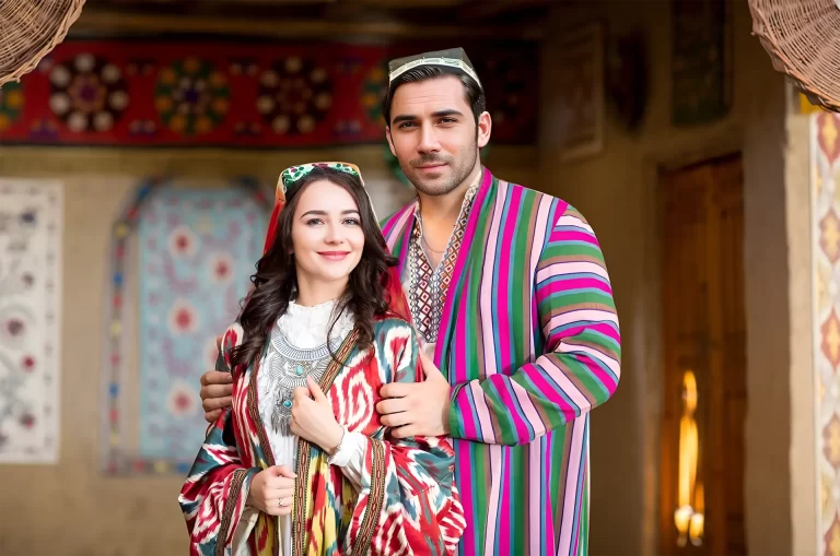 Традиционная узбекская одежда на фоне старинного здания.