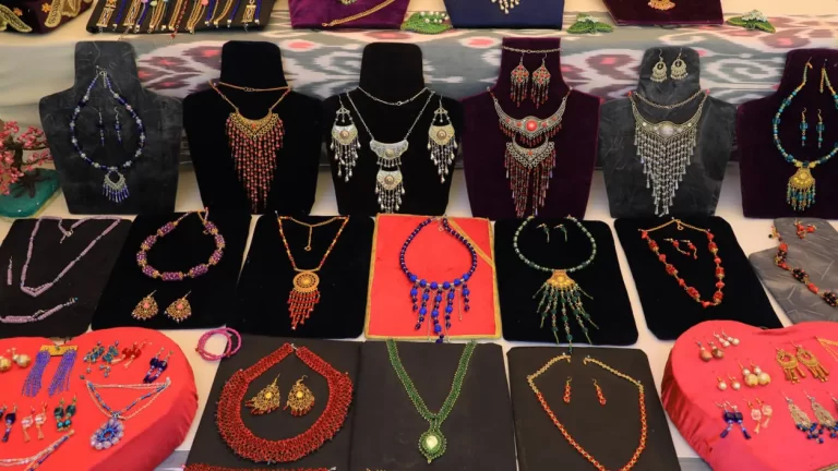 збекская бижутерия — серьги и ожерелье ручной работы из бисера и металла