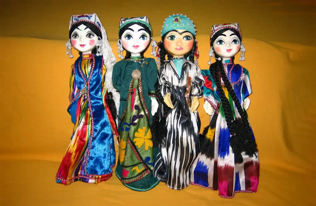 Коллекция керамических узбекских кукол с уникальными деталями костюмов