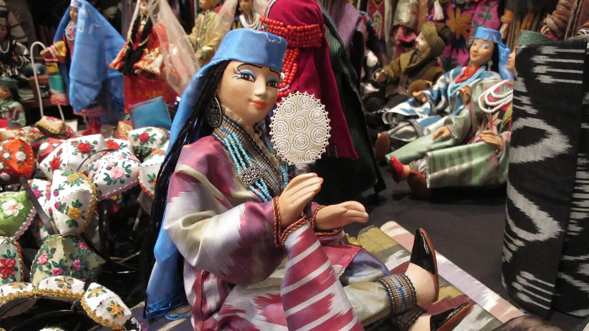 Коллекция традиционных узбекских кукол в национальных костюмах