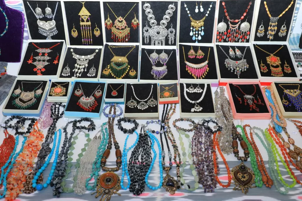 Коллекция узбекских ожерелий ручной работы из металла и камней
