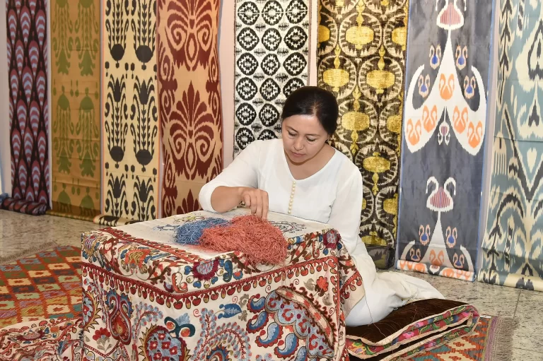 Мастерица вышивает традиционное сюзане в Узбекистане.