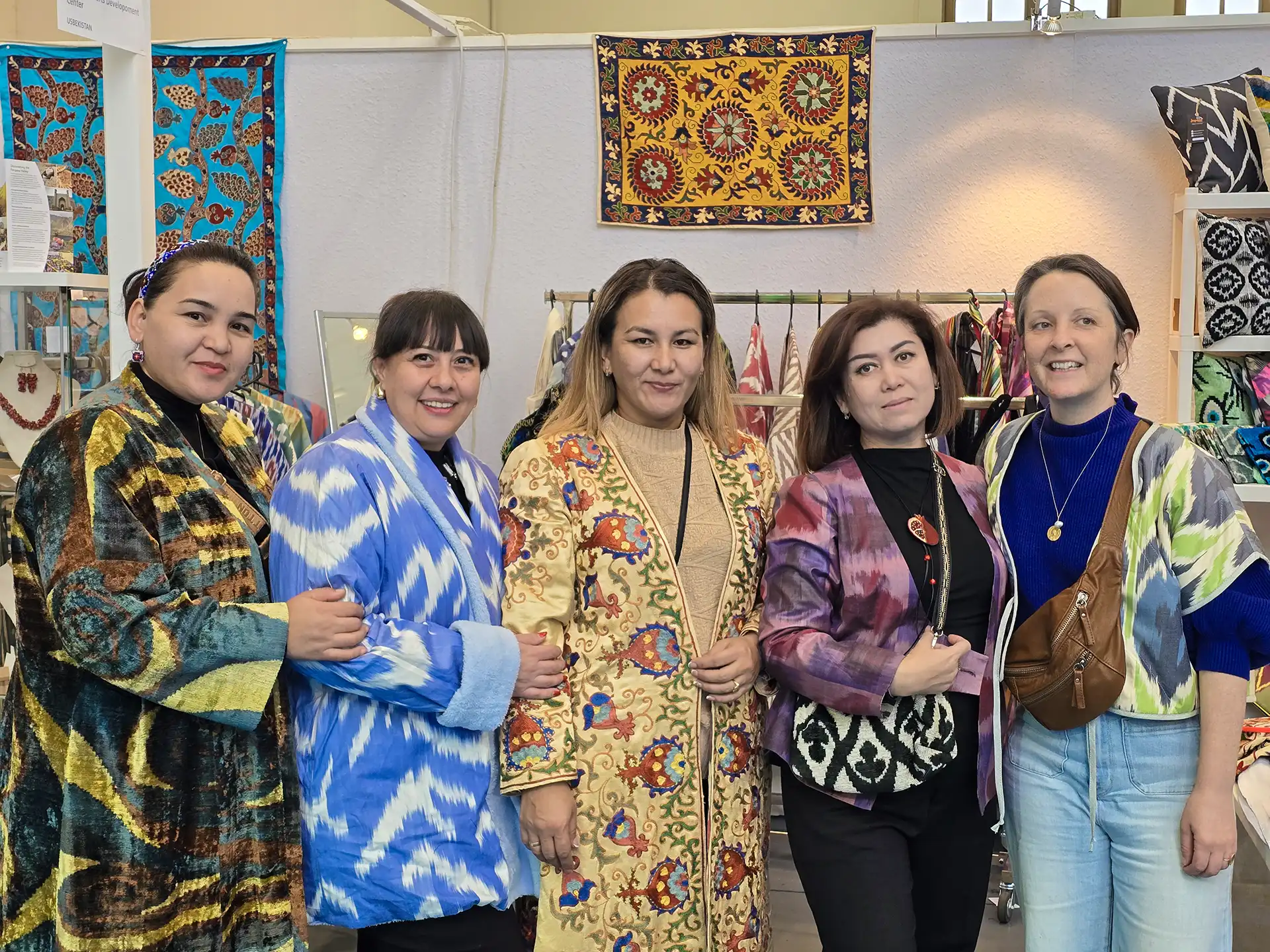 Женщины на выставке Bazaar Berlin 2024 у стенда Silk Granat.