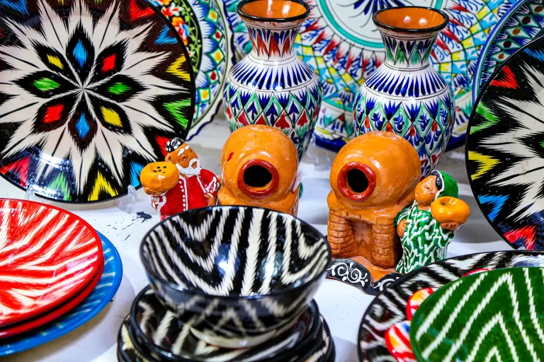 Традиционные узбекские керамические блюда и вазы.