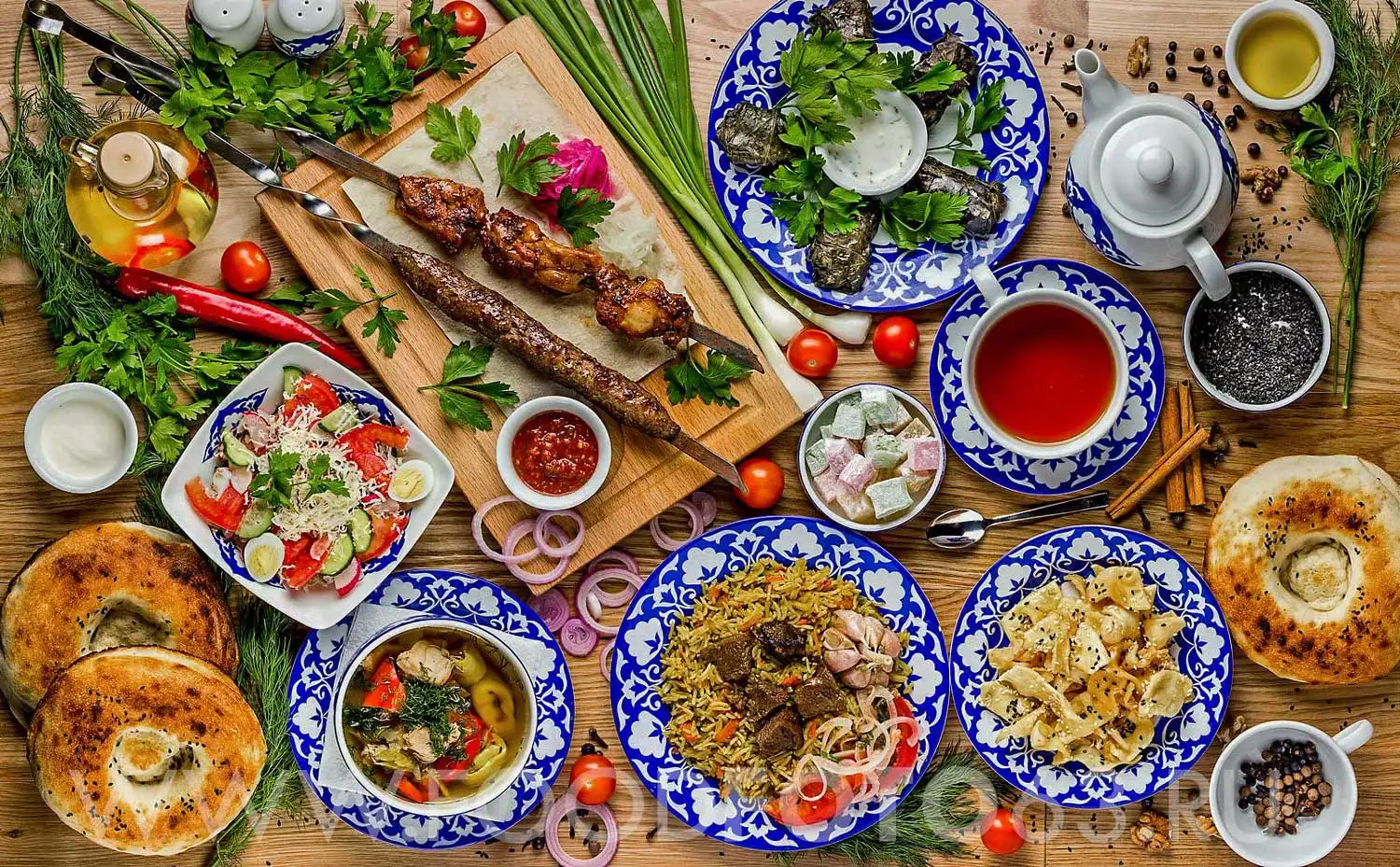 збекское керамическое блюдо с восточным блюдом в ресторане