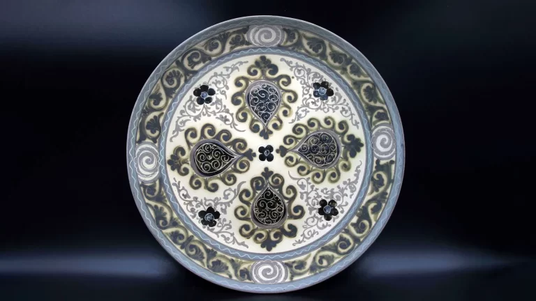 Традиционная керамическая тарелка с орнаментом из Узбекистана.