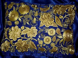 Подушка с золотыми узорами.