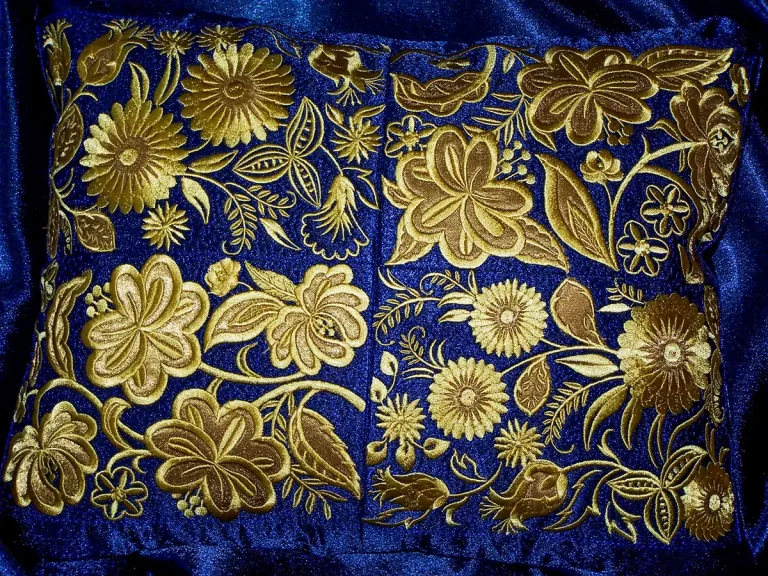 Подушка с золотыми узорами.