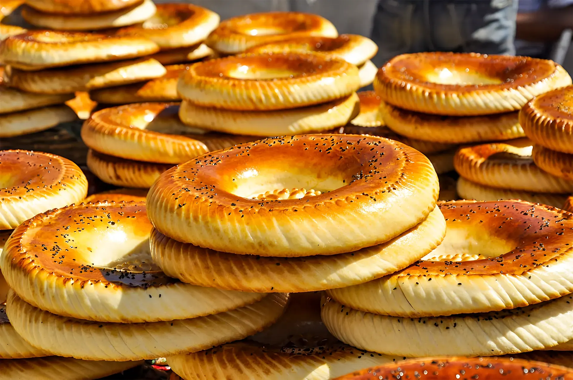 Ряды свежих золотистых узбекских лепешек на базаре.