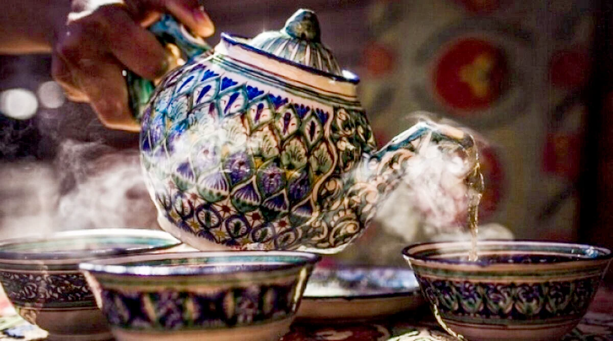 Парящий чай, подаваемый из узбекского чайника ручной работы