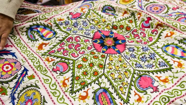 Традиционная узбекская вышивка сюзане с яркими узорами.