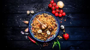 Узбекский плов с перепелиными яйцами, чесноком и золотистой морковью.