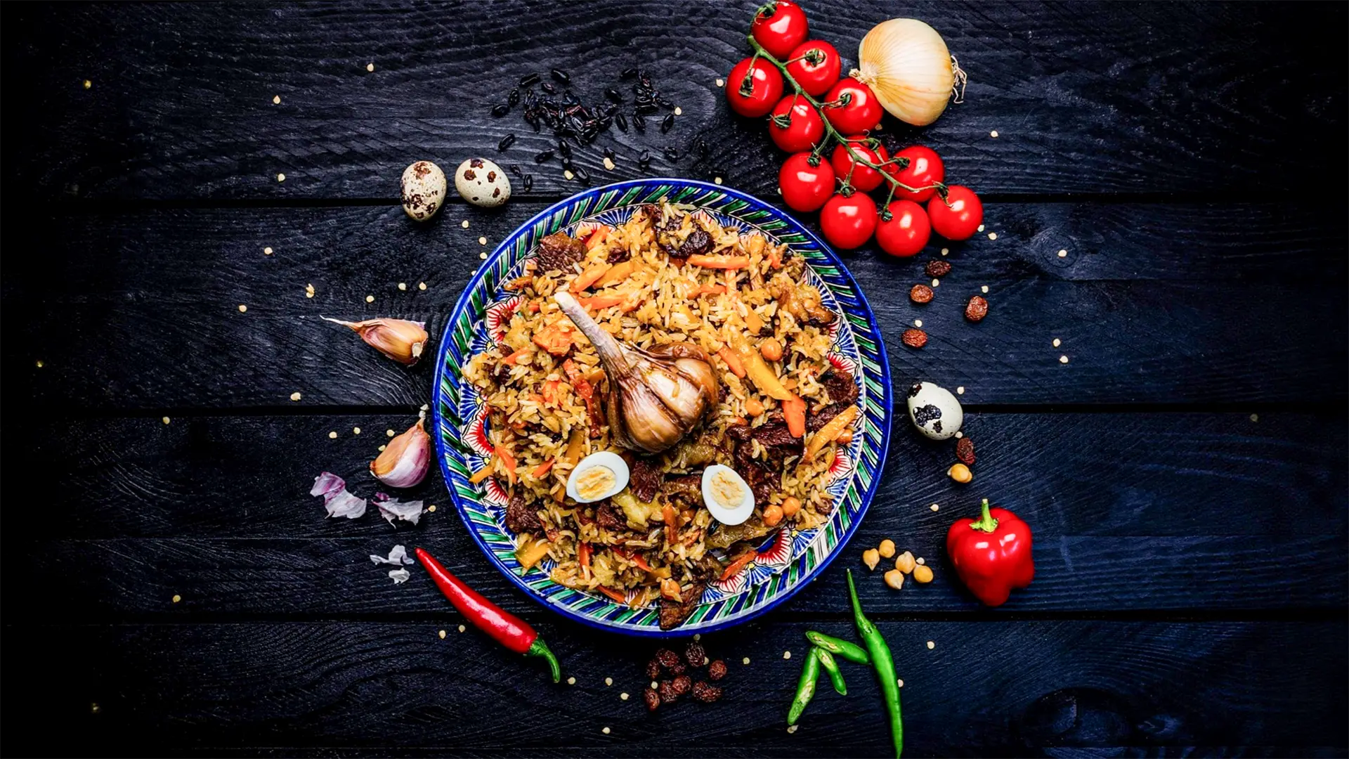 Узбекский плов с перепелиными яйцами, чесноком и золотистой морковью.