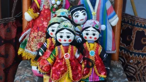 Коллекция узбекских кукол в традиционных костюмах с яркими узорами и деталями.