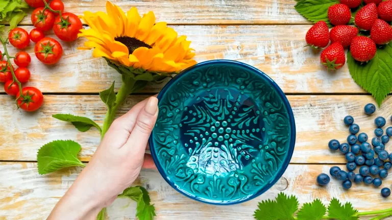 Керамическая пиала с традиционным узором ручной работы. Uzbek ceramic bowl with traditional handmade patterns.