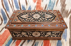 Резная деревянная шкатулка с узбекскими орнаментами. Carved wooden jewelry box with Uzbek patterns.