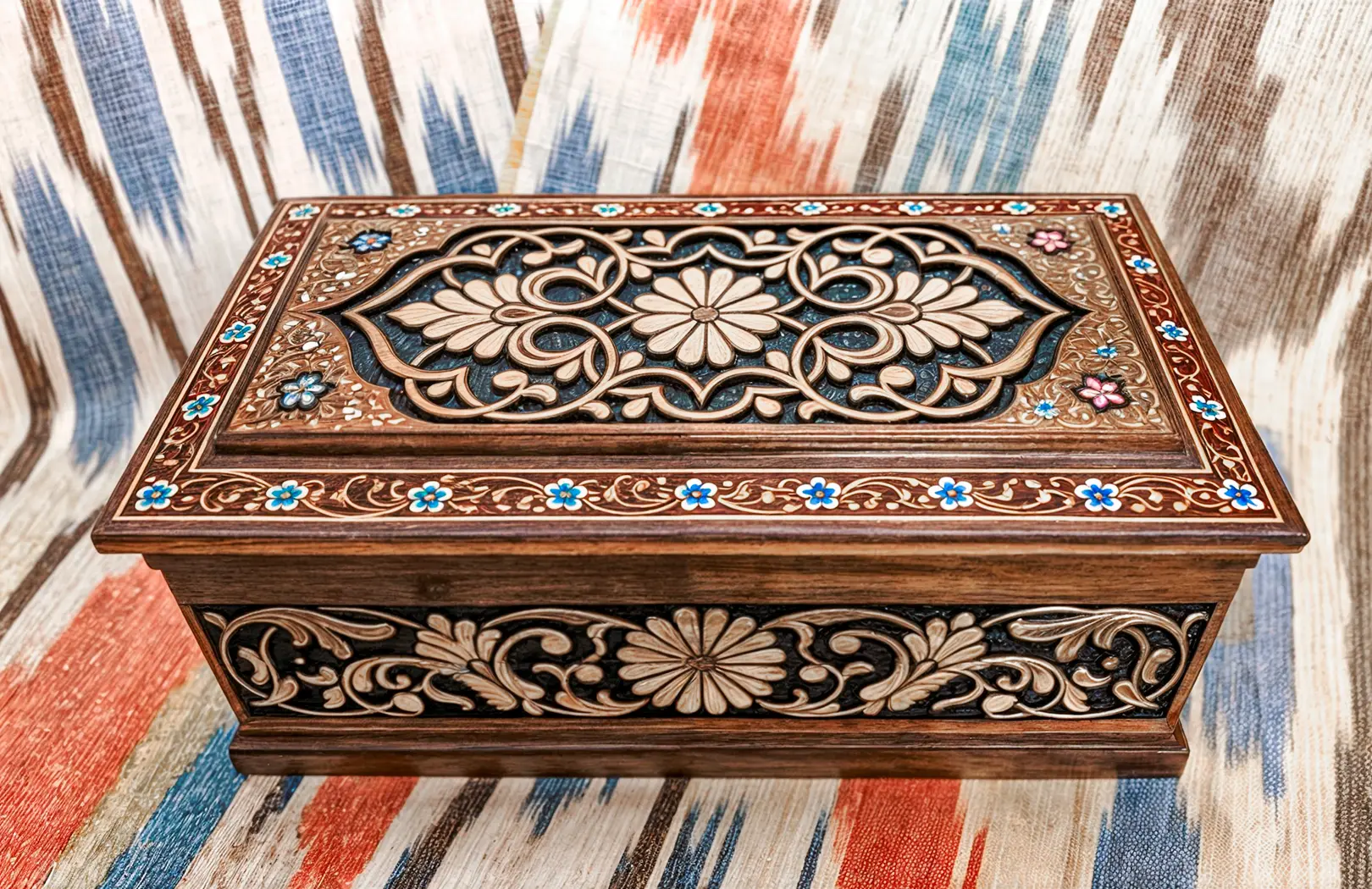 Резная деревянная шкатулка с узбекскими орнаментами. Carved wooden jewelry box with Uzbek patterns.