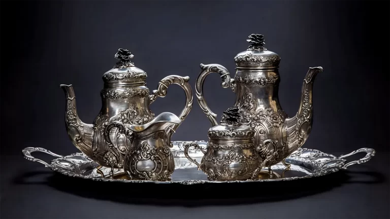 Винтажный чайный сервиз XIX века, расписанный вручную, традиционная узбекская скатерть, исторический предмет для стильного интерьера.